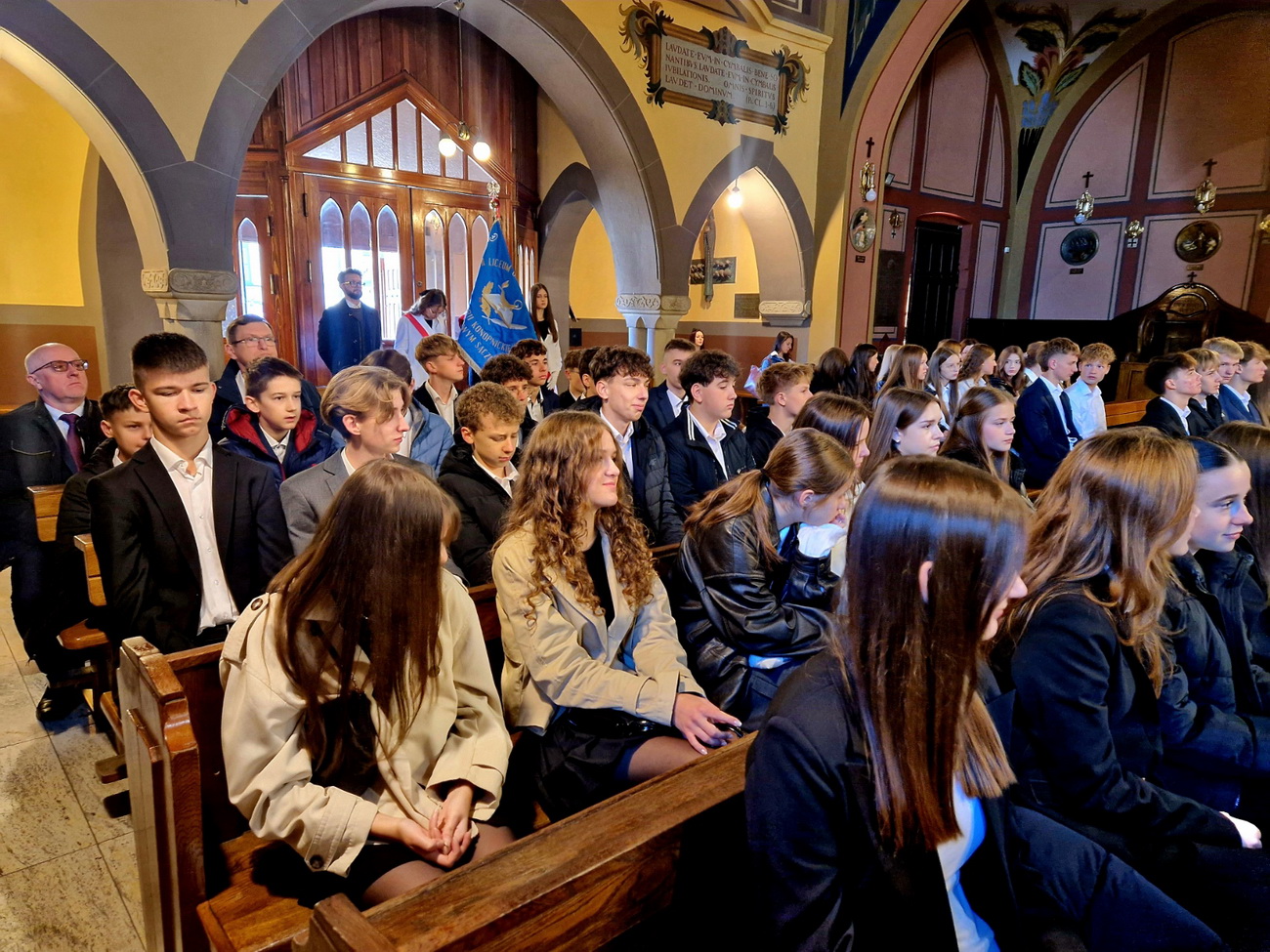 Zdjęcie Ślubowanie kl 1 2025 (6)ea6e2345-9599-4a27-9605-ee84e471f95c.jpg w galerii Ślubowanie klas pierwszych (6.10.2025)